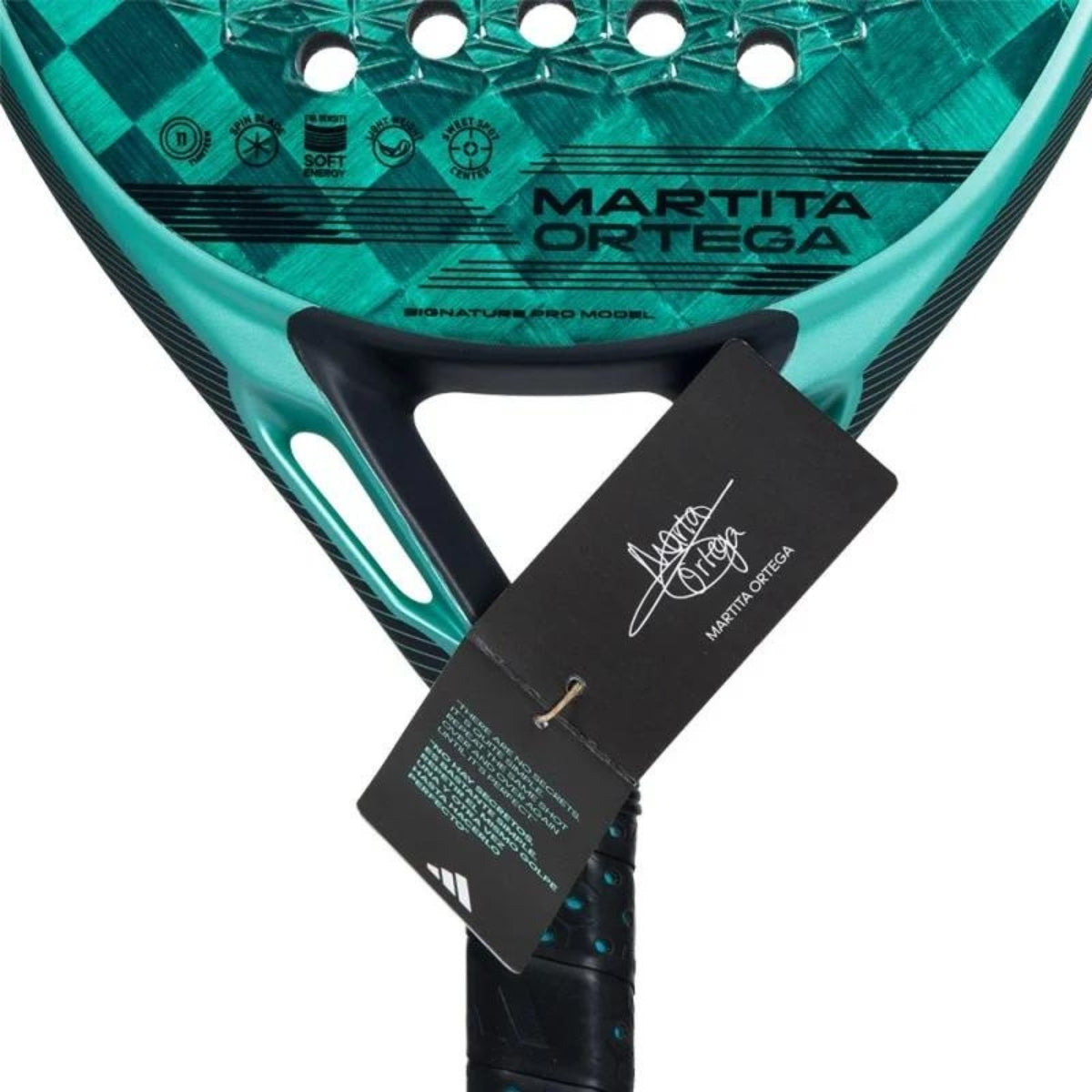 Adidas Cross It Light Pro EDT 2024 Martita Ortega padel racket kader close-up