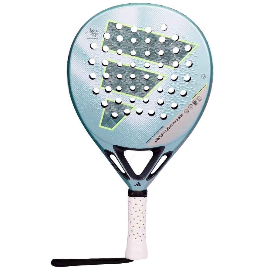 Vooraanzicht padel racket Adidas Cross It Light Pro EDT 2026, lichtblauw racket met grijs blauw Adidas logo met fluo gele details en wit handvat