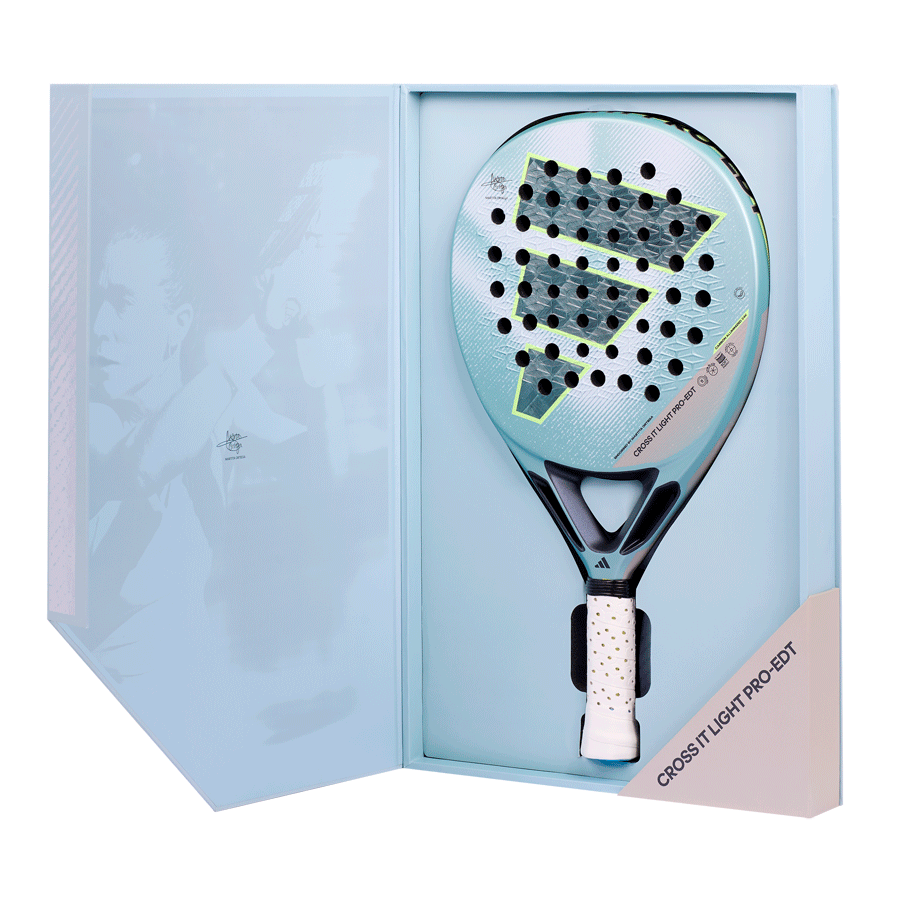 Vooraanzicht padel racket Adidas Cross It Light Pro EDT 2026, lichtblauw racket met grijs blauw Adidas logo met fluo gele details en wit handvat in een lichtblauwe doos.