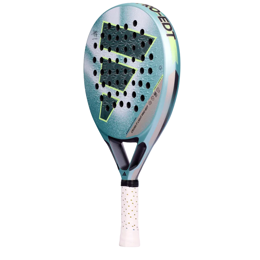 Schuin vooraanzicht padel racket Adidas Cross It Light Pro EDT 2026, lichtblauw racket met grijs blauw Adidas logo met fluo gele details en wit handvat
