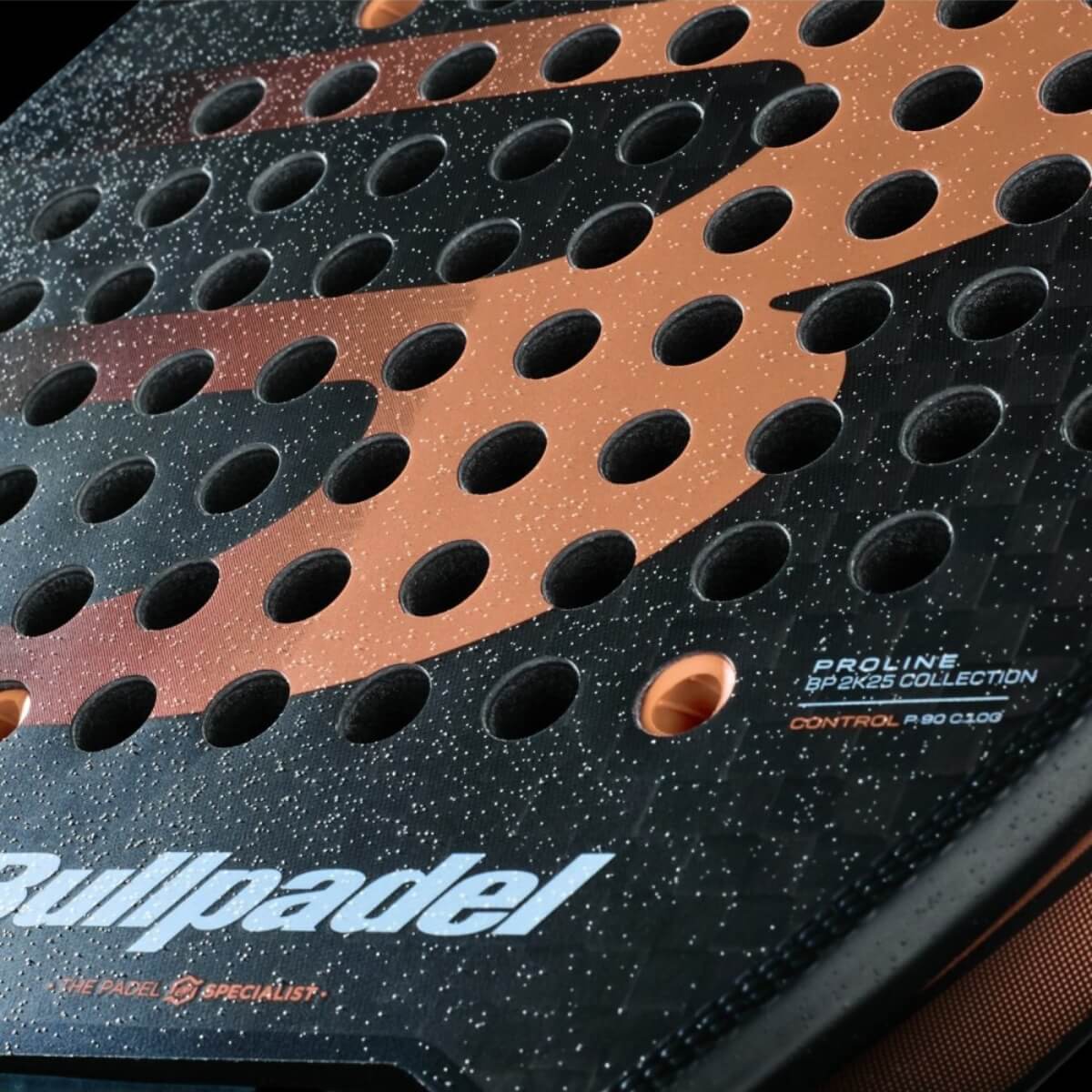 Bullpadel Vertex 04 Hybrid 25 padel racket zwart met oranje logo close-up slagoppervlak