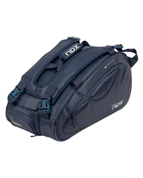 Donker blauwe padeltas met wit Nox logo op de zijkant, aanzicht schuin links vooraan