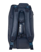 Donker blauwe padeltas met wit Nox logo op de zijkant, bovenaanzicht