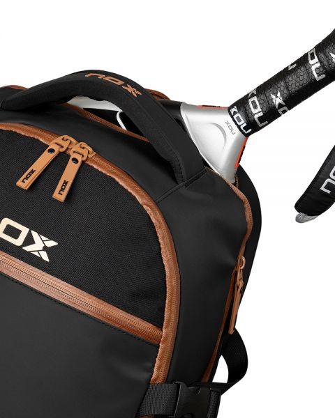 Detail racketvak  zwarte padelrugzak van Nox met bruine accenten