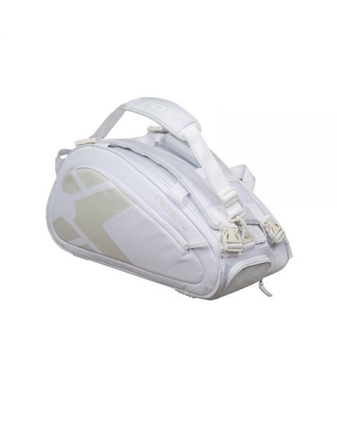 Schuin vooraanzicht witte Nox padel tas met gouden Nox logo