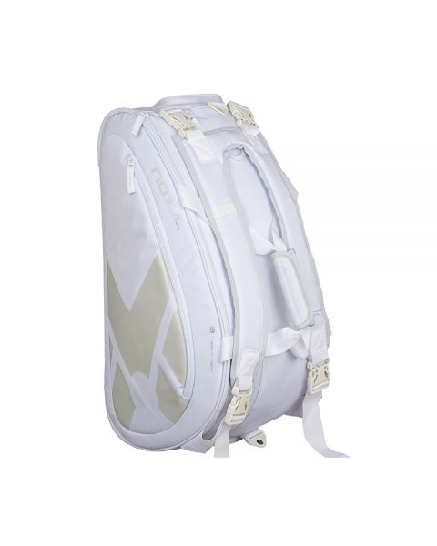 Rechtopstaande witte Nox padel tas met gouden Nox logo