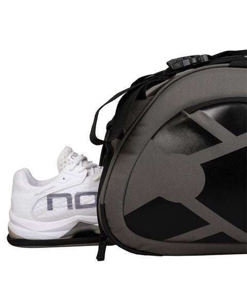 Detail schoenvak donker grijze padel tas Nox AT10 Team met zwarte X op de zijkant.