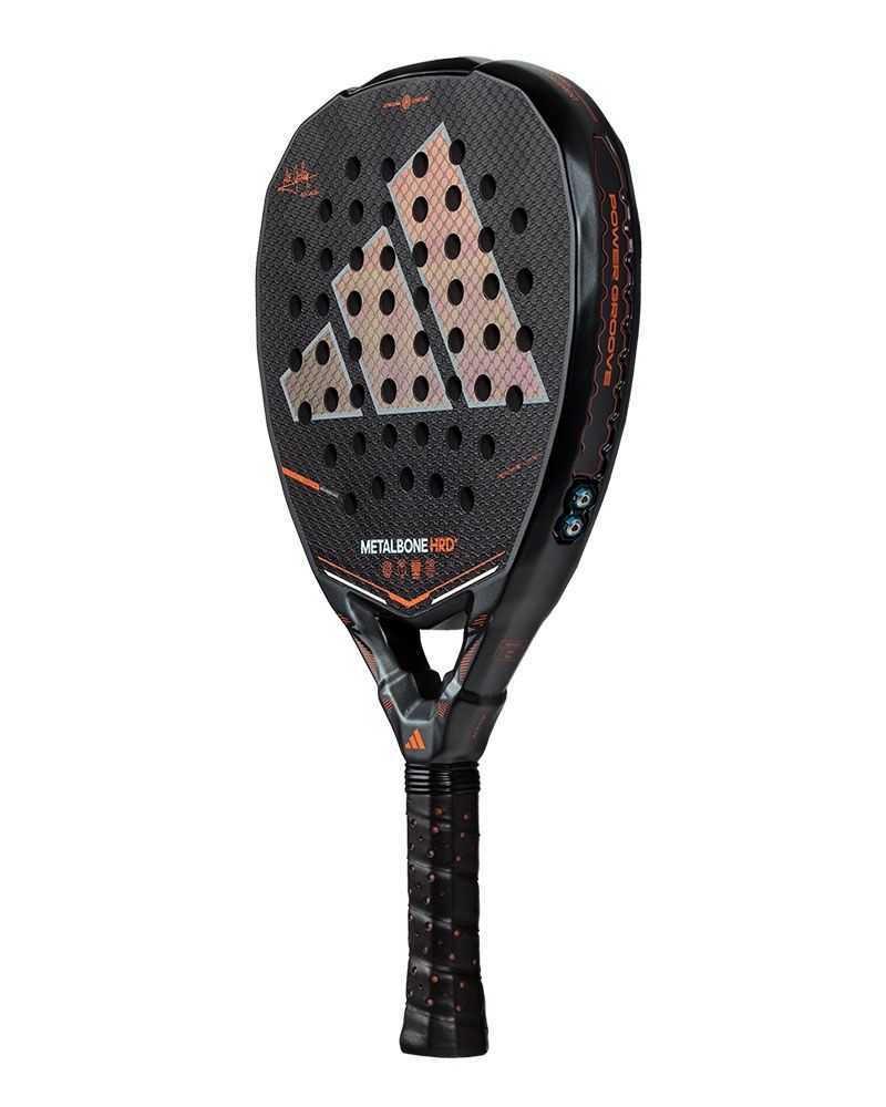 Schuin vooraanzicht links Adidas Metalbone HRD+ 2026: diamantvormige power racket met Carbon Aluminized 16K, EVA High Memory en verstelbaar Weight & Balance System. 