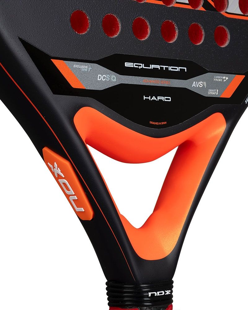 Detail kader NOX Equation Hard Advanced 2026, zwart padelracket met oranje details