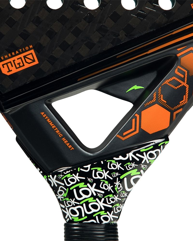 Detail Lok Carbon Hype Gen 2 padel racket met oranje/geel logo van Lok.