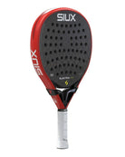 Schuin vooraanzicht Siux Electra Pro 2026 Fire Red: druppelvormig zwart racket met een rode rand.