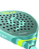 Detail Siux Valkiria Elite 2026 – licht dames padelracket met 3K Carbon, EVA Soft-kern en medium balans. Perfecte mix van power, controle en comfort. Appelblauwzeegroen van kleur met fel groene accenten.