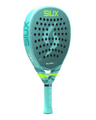 Schuin vooraanzicht Siux Valkiria Elite 2026 – licht dames padelracket met 3K Carbon, EVA Soft-kern en medium balans. Perfecte mix van power, controle en comfort. Appelblauwzeegroen van kleur met fel groene accenten.