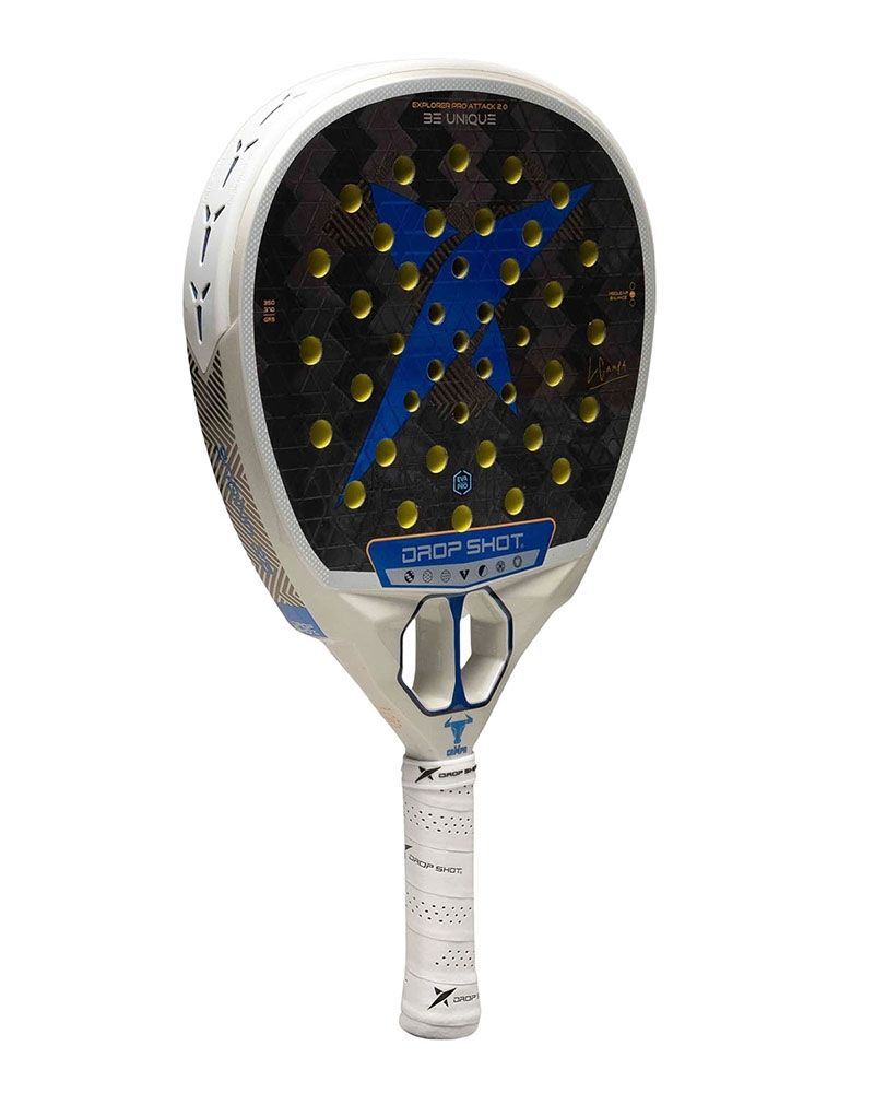 Schuin vooraanzicht Drop Shot Explorer Pro Attack 2.0 2026 – wit kader met zwart slagoppervlak en felblauw Drop Shot logo