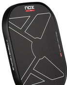 Detail slagoppervlak Nox X-Foam Tempus 16 mm pickleball paddle zwart met wit Nox logo.