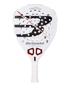 Vooraanzicht Bullpadel Hack 05 2027 wit padel racket met zwart Bullpadel logo en een rode streep schuin over het slagoppervlak.
