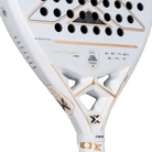 Detail kader witte Nox padel racket met gouden accenten in het logo.