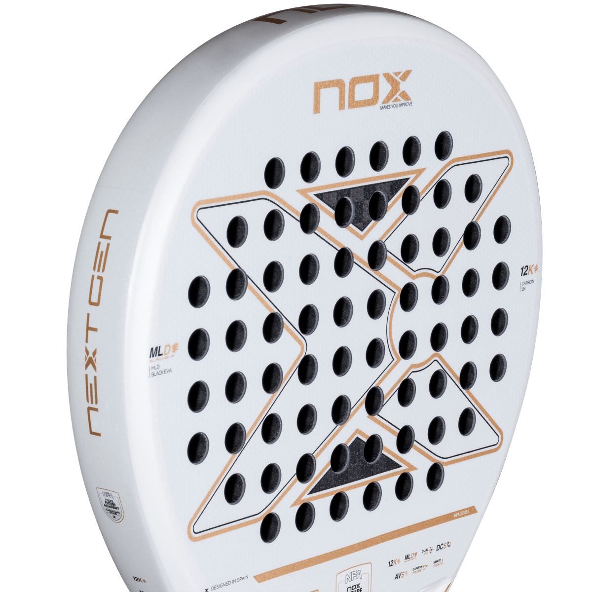 Detail slagoppervlak witte Nox padel racket met gouden accenten in het logo.