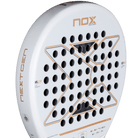 Detail slagoppervlak witte Nox padel racket met gouden accenten in het logo.