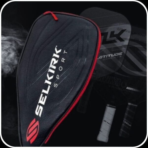 Een zwarte pickeball paddle hoes met rode ritssluiting van het merk Selkirk