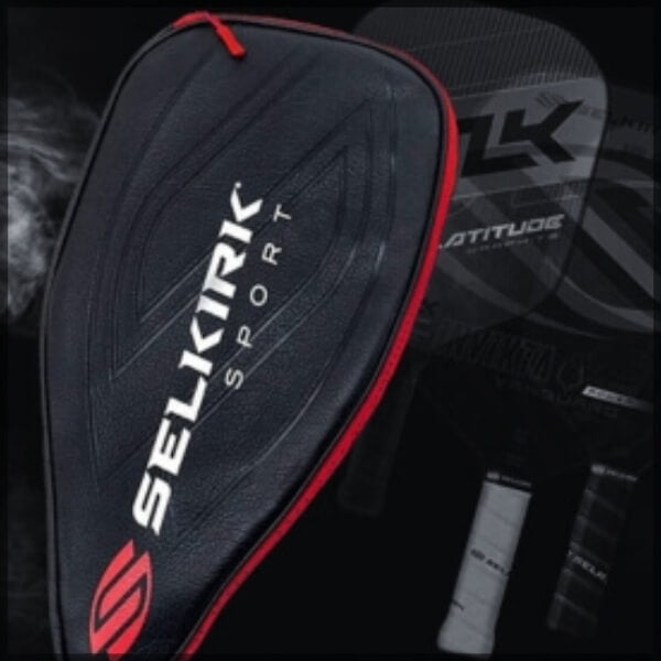 Een zwarte pickeball paddle hoes met rode ritssluiting van het merk Selkirk
