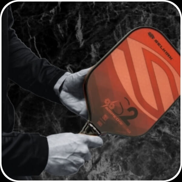 Een rode pickleball paddle van het merk Selkirk, type Amped S2