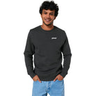 Man met grijze sweater met wit logo pace op de borst