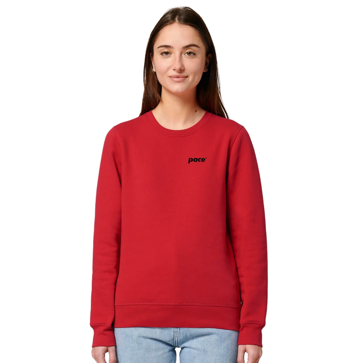 Vrouw met rode sweater met zwart logo pace op de borst