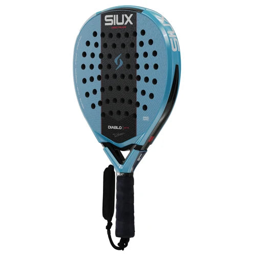 Schuin vooraanzicht licht blauwe padel racket met zwarte streep over het midden
