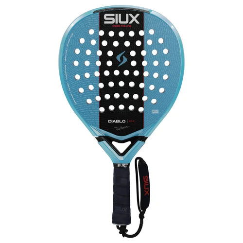 Vooraanzicht licht blauwe padel racket met zwarte streep over het midden