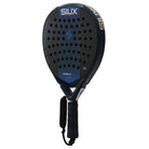 Schuin vooraanzicht zwarte padel racket met donker blauwe streep over het midden en witte druk Siux bovenaan.