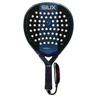 Vooraanzicht zwarte padel racket met donker blauwe streep over het midden en witte druk Siux bovenaan.