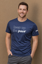 Donkerblauw t-shirt met slogan Keep up the pace in het wit centraal vooraan