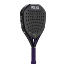 Schuin vooraanzicht Siux Fenix Pro 2026 zwarte padel racket met paars handvat